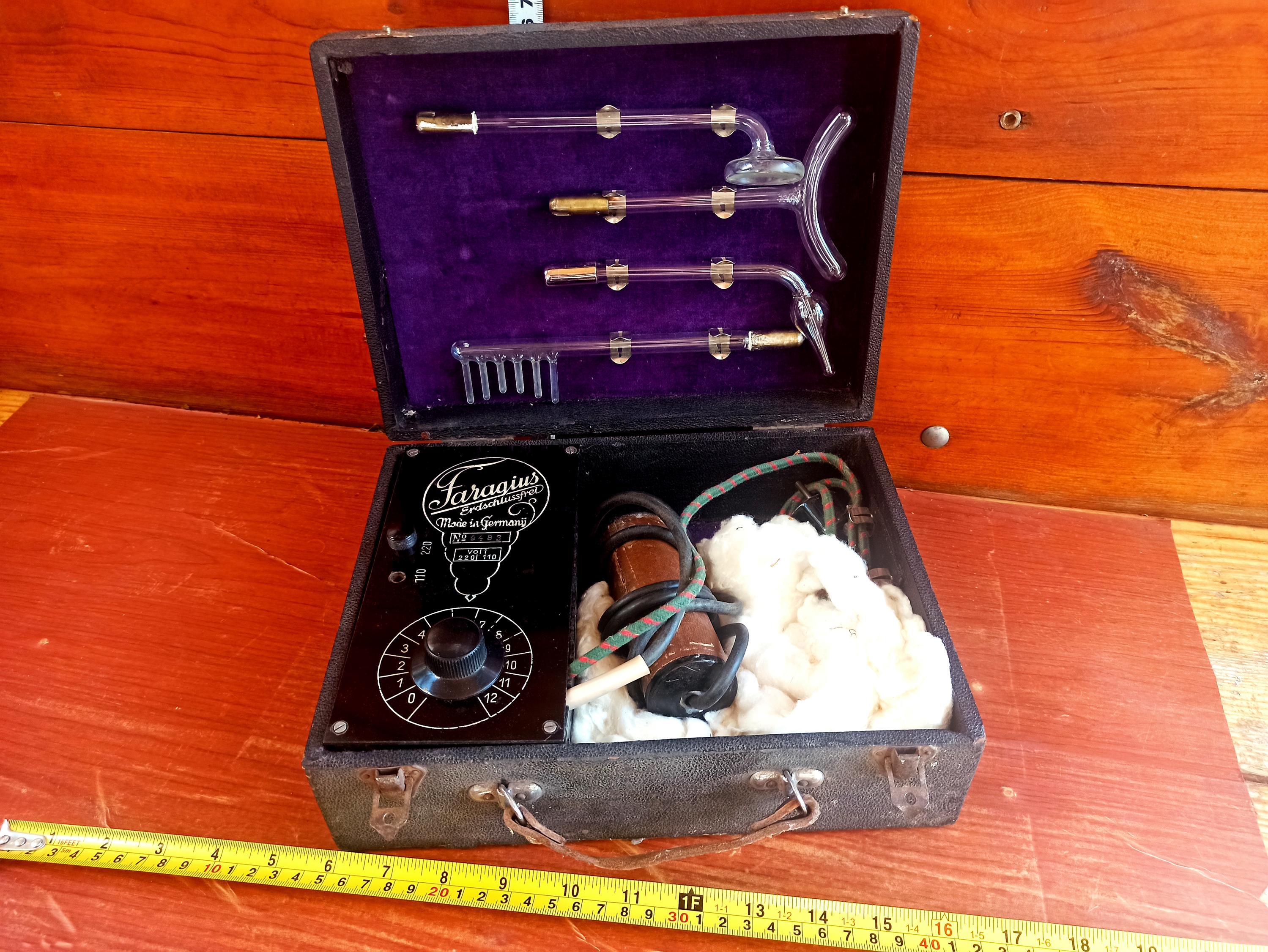 Appareil médical vintage pour électrophorèse et massage, Allemagne du début du XXe siècle. Santé et beauté.