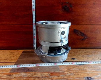 Vintage Drei-Flammen-Petroleumkocher aus der Mitte des 20.Jahrhunderts zum Kochen am offenen Feuer. Historisches Artefakt. Antikes Geschenk. Touristenherd.