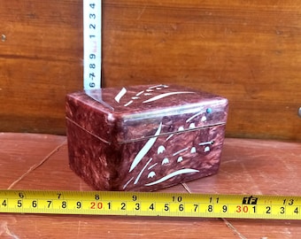 Caja de joyería antigua. Caja antigua para guardar varias cositas. Colección de cajas de joyería antiguas sobre la mesa de una señora.