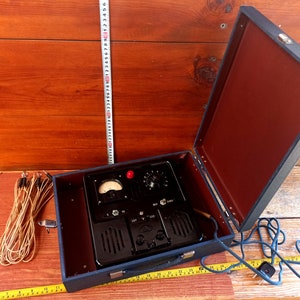 Vintage elektrisch legerapparaat uit de Koude Oorlog. 1958. Militair apparaat. Elektrische legeruitrusting. Legeruitrusting.