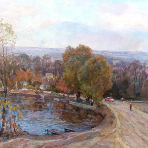 Puede incluir: Una pintura de un paisaje rural con un lago en primer plano. El lago está rodeado de árboles y un camino de tierra. Hay dos coches y un camión en la carretera. El cielo es de un azul claro con algunas nubes.