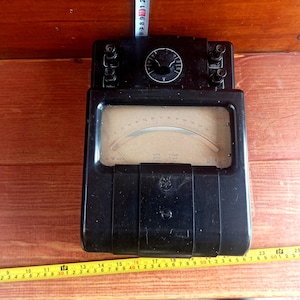 Vintage elektrisch legerapparaat uit de Koude Oorlog. 1961. Militair apparaat. Elektrische legeruitrusting. Legeruitrusting.