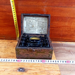 Vintage leger elektrisch apparaat uit de 2e wereldoorlog. Antiek cadeau. Militair apparaat. Elektrische legeruitrusting.