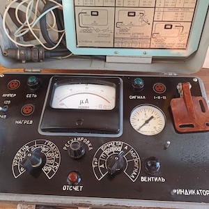Vintage apparaat - &quot;Apparaat voor het controleren van de instrumentatie van voertuigen - E-204&quot; van legervoertuigen uit de Koude Oorlog. Legeruitrusting voor auto&#39;s.