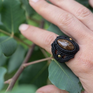 Goldener Amphibolit Makramee Ring - Brauner Stein Mikro Makramee Ring