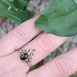Anillo de latón con turmalina negra: joyería bohemia de protección ajustable