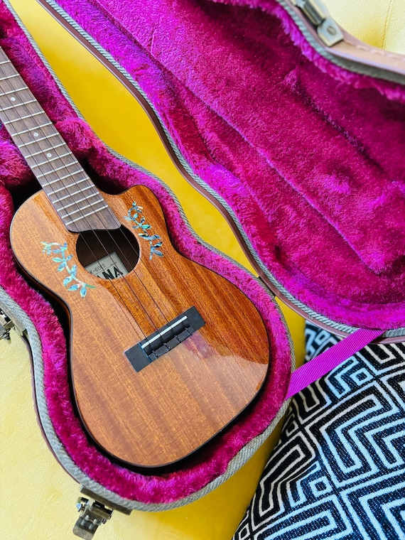 Solid Concert Mahogany Ohana Bundle with Tweed Hard Case