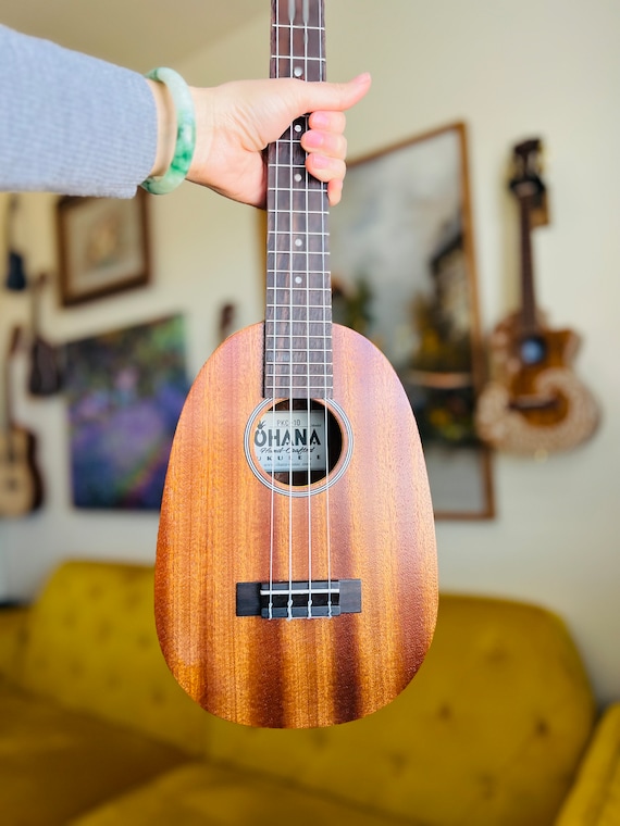 Pineapple Queen Mahogany Concert Ohana Ukulele Bundle