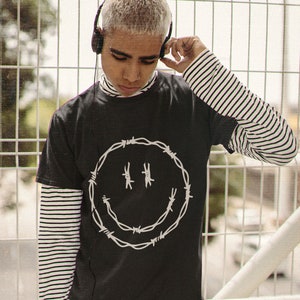 Alternative Nu Goth Clothing - Grunge Streetwear Graphic Unisex T-Shirt - Barbwire Smile