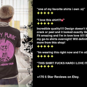 K&ouml;nnte beinhalten: Schwarzes T-Shirt mit einem pinkfarbenen Totenkopf-Motiv und dem Text "STAY PUNK" und "YOU'RE ALREADY DEAD".