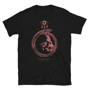 以下が含まれることがあります： 赤いグラフィックデザインが施された黒いTシャツ。デザインは、目と3つの涙が上にある頭蓋骨に巻き付いた蛇。グラフィックの下には「Cycle of Life, Death and Rebirth Transmigration of Souls」というテキストがあります。