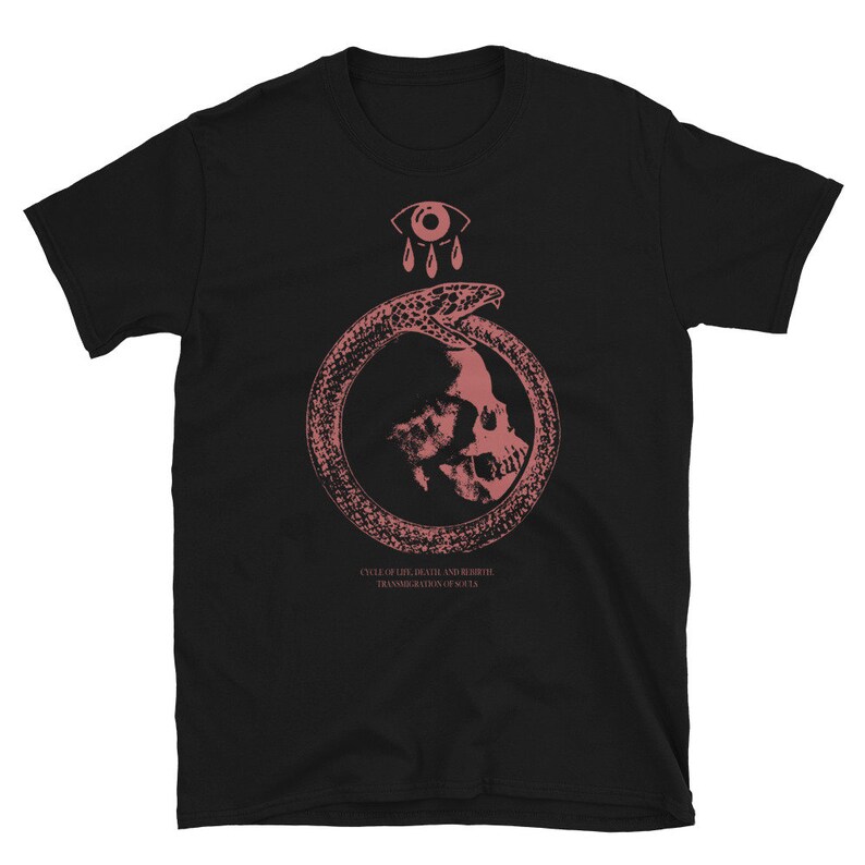 以下が含まれることがあります： 赤いグラフィックデザインが施された黒いTシャツ。デザインは、目と3つの涙が上にある頭蓋骨に巻き付いた蛇。グラフィックの下には「Cycle of Life, Death and Rebirth Transmigration of Souls」というテキストがあります。