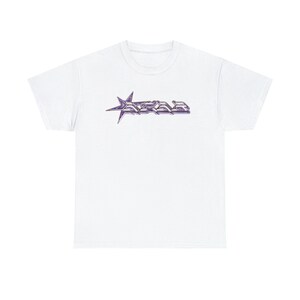 K&ouml;nnte beinhalten: Wei&szlig;es T-Shirt mit einem lila und silbernen Stern und dem Wort "AERA" auf der Vorderseite.