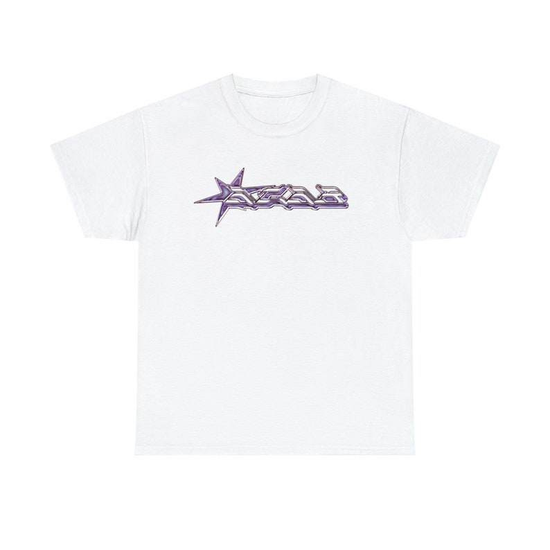 K&ouml;nnte beinhalten: Wei&szlig;es T-Shirt mit einem lila und silbernen Stern und dem Wort "AERA" auf der Vorderseite.