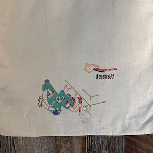 Vintage linnen theedoek, 'Friday' geborduurd grillig ontwerp