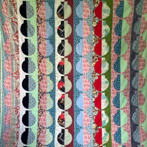 1960年代のモダンなパッチワーク、手縫いのキルティングと刺繍が施され