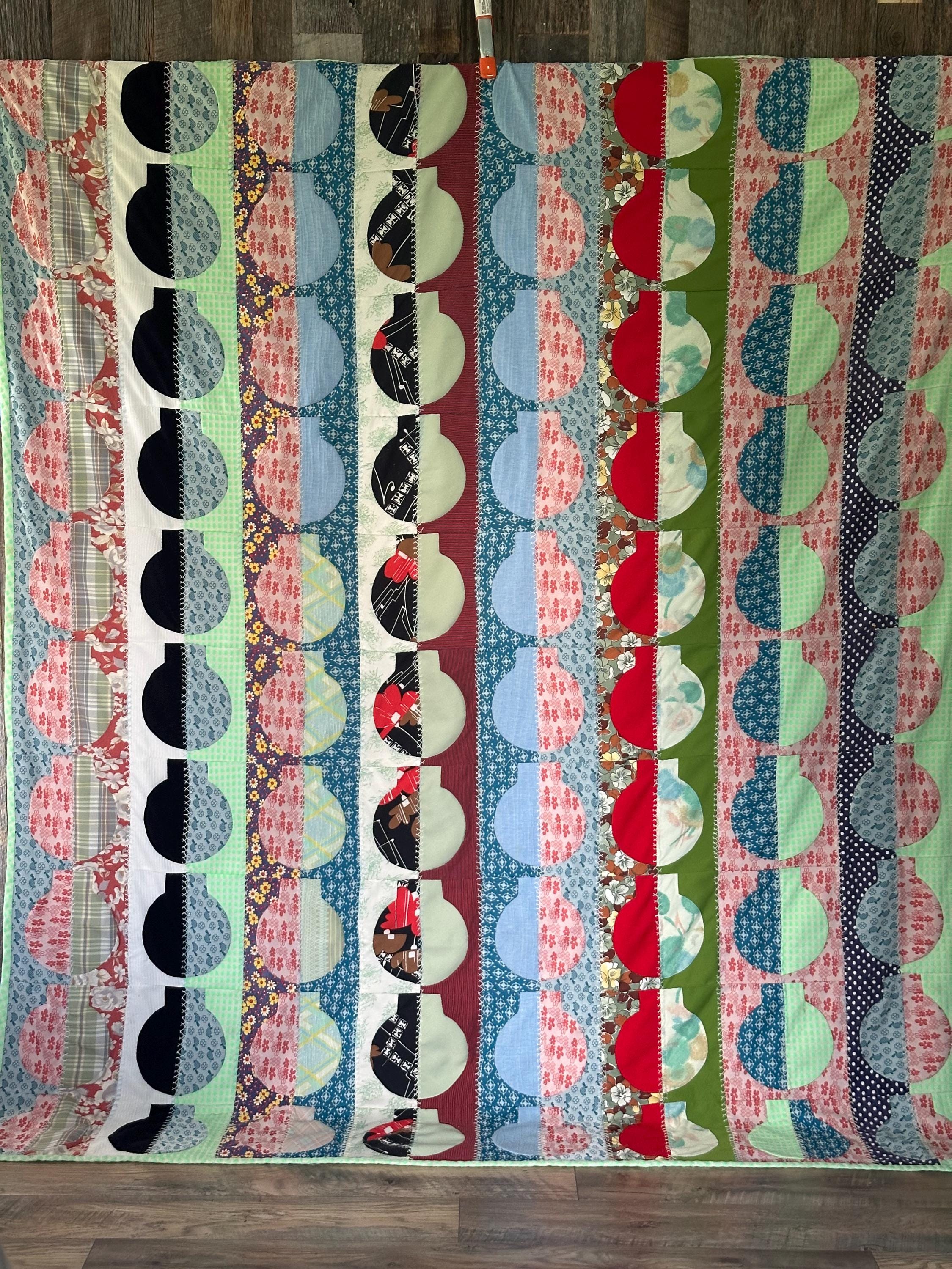 1960年代のモダンなパッチワーク、手縫いのキルティングと刺繍が施され