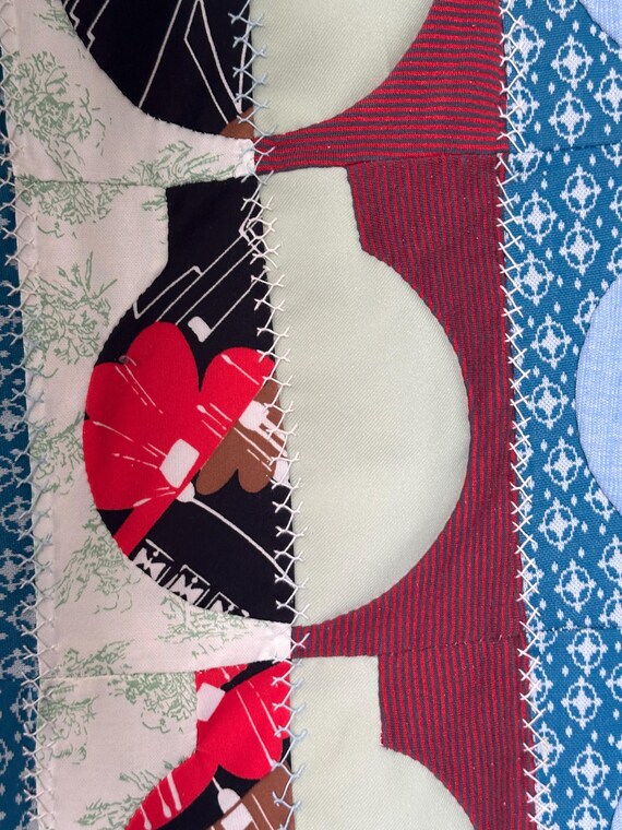 1960年代のモダンなパッチワーク、手縫いのキルティングと刺繍が施され