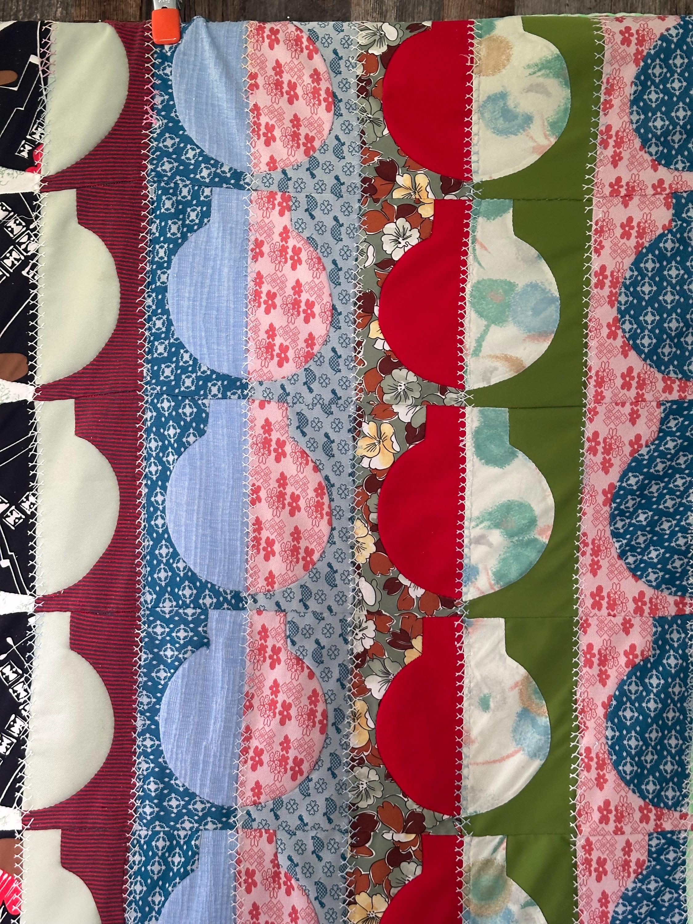 1960年代のモダンなパッチワーク、手縫いのキルティングと刺繍が施され