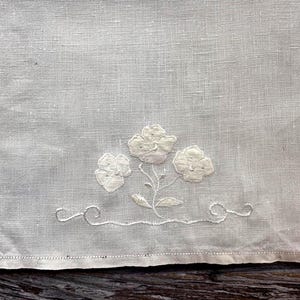 Pano de prato vintage bordado com apliques florais de algodão, anos 1940, feito à mão, 35,5 x 48,5 cm