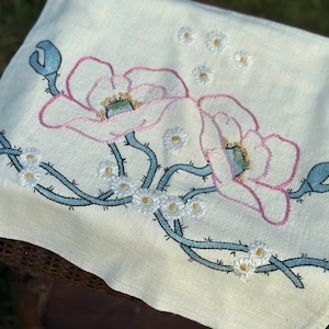 Vintage Antique Kissenbezug 1920&#39;a Blumenstickerei mit Dye Color Schöne schwere Baumwolle Lesen Sie Beschreibung 15 &quot;x 16&quot;