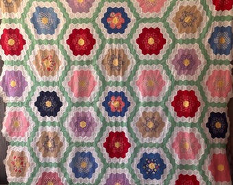 1960年代のモダンなパッチワーク、手縫いのキルティングと刺繍が施され