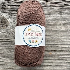 YARN COTTON Chunky Thread de Lori Holt de Bee en My Bonnet Color Raisin 100% Algodón Número Dos 140 yardas