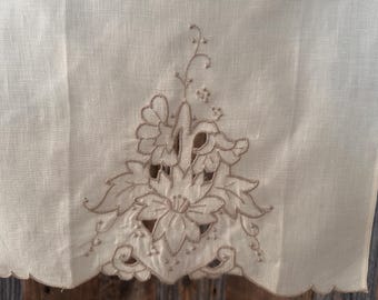 Vintage geborduurde linnen theedoek bloemdessin 11 x 16