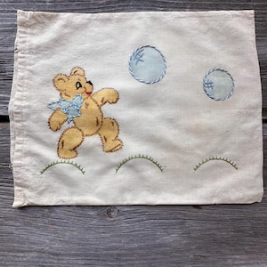 Vintage Baby Bär Kissenbezug 1940&#39;s Blumenstickerei Beschreibung 11 1/2 x 13 1/2