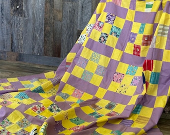 1960年代のモダンなパッチワーク、手縫いのキルティングと刺繍が施され