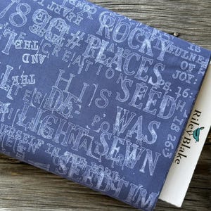 SEWING SEEDS lll FABRIC par J Wecker Frisch Écriture biblique bleu blanc de Riley Blake Designs