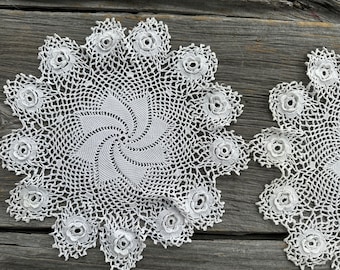 クロッシェレース編みドイリー：No.61 ホワイト＆お花の刺繍入り