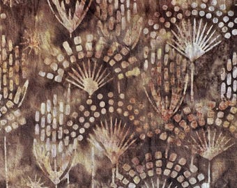 Puede incluir: Primer plano de una tela con un patrón repetido de formas florales y de estrella estilizadas en tonos marrón, beige y crema. El diseño tiene una apariencia tipo batik, con un efecto texturizado y moteado.