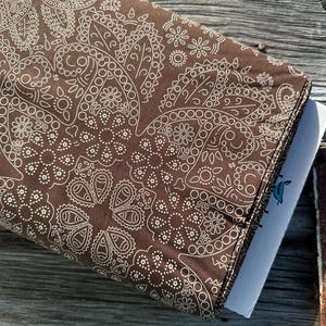 FABRIC COWBOYS di Echo Park di Riley Blake Designs, bandana in cotone marrone