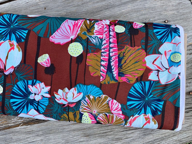 Free Spirit Fabrics One Mile Radiant by Anna Maria/'s Conservatory LOTUS midnight color Cotton Fabric Quilting Crafts Sewing