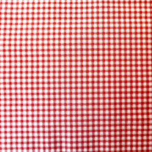 Może przedstawiać: Zbliżenie czerwono-białego wzoru w kratkę vichy. Tkanina ma klasyczny wzór w kratkę, z równomiernie rozmieszczonymi kwadratami w kolorze czerwonym i białym. Wzór jest symetryczny i pokrywa całą powierzchnię.