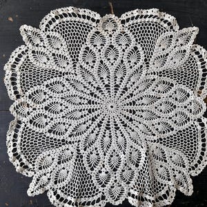 Vintage Lace Crochet Doily Cotton Handmade Aging Discolor Home Decor 17.5 inches