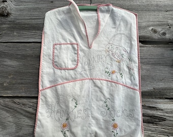 Vintage Embroidered Laundry Storage Bag Hankies Socks Linen Parrot Flowers Storage Bag Hanger Trim Nice Home Decor