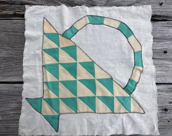 1960年代のモダンなパッチワーク、手縫いのキルティングと刺繍が施され