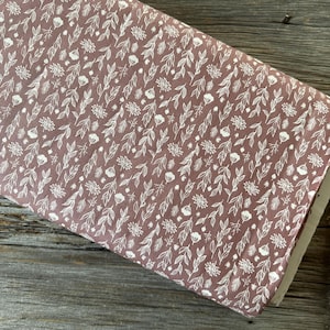 モダン・プレーリーのキルティングとアパレル向けファブリック「イブニング・オン・ザ・プレーリー」ライリー・ブレイク・デザインズによるプラムパープルの花柄