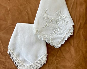 フランスヴィンテージ ナプキン　12枚セット　花柄手刺繍入り ヴィンテージ風ハンカチアクセサリーセット（2枚組）、繊細な刺繍入り