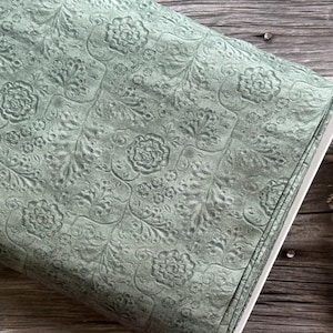 Tessuto BOTANICAL JOURNAL dello Smithsonian Institute for Quilting and Apparel di Marcus Fabrics, design in stile goffrato Pretty Green