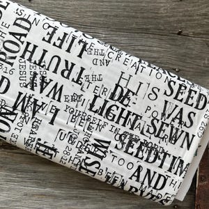 SEMENTES DE COSTURA lll TECIDO por J Wecker Frisch Texto Bíblico em Preto e Branco Escritura de Riley Blake Designs