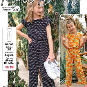 Op de afbeelding: Een digitaal PDF-naai-patroon voor een jumpsuit genaamd "Oddy" voor maten 80-164 cm. Het patroon is beschikbaar in het Engels en vereist A4- of US Letter-papier. De afbeelding toont twee meisjes die de jumpsuit dragen in verschillende stoffen, een met zwarte en witte stippen en de andere met een bloemenprint.