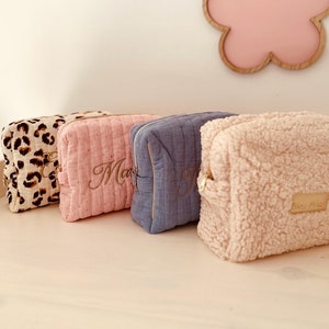 Grande trousse de toilette matelassée pour femme, personnalisable.
