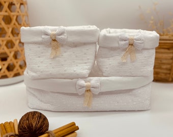 Panier de rangement bébé pour lingettes, produits et couches en double gaze broderie anglaise blanc.