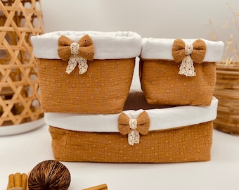 Panier de rangement bébé pour lingettes, produits et couches en double gaze broderie anglaise camel