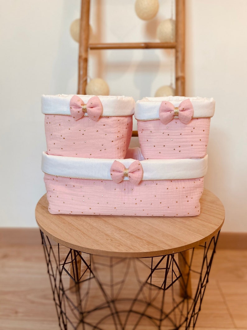 Panier à lingettes à noeud /panier à couches bébé/Panière en tissu/Panier de rangement / Panier table à langer /Double gaze à pois doré Rose blush pois doré