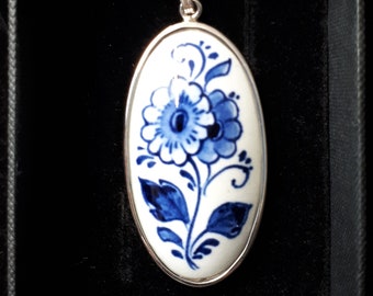 Royal Delft blue handpainted medallion in silver frame floral motive (Porceleyne Fles, with gift box)