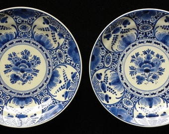 Royal Delft blue (1941/ 1943) PAIR of handpainted plates with floral motive (Porceleyne Fles)